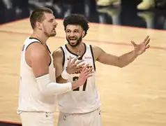 ayx·爱游戏电竞体育-穆雷在FPX比赛中关键助攻密尔沃基雄鹿远射贴柱备战NBA总决赛，莱比锡围绕国王杯队长鼓劲看傻球迷