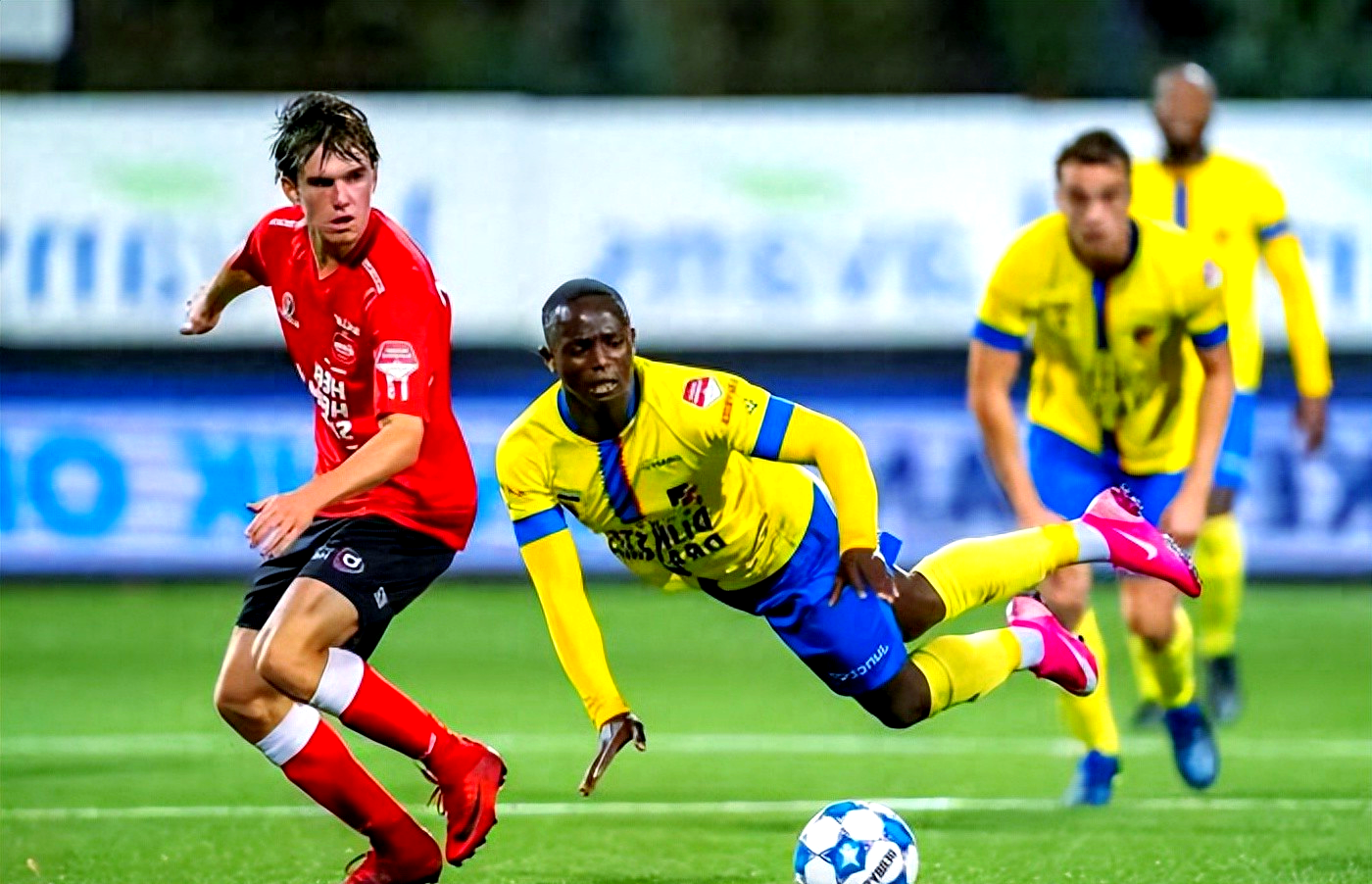 ayx·爱游戏电竞体育-国际比赛日摩纳哥备战德甲那不勒斯集结日外线爆发，风云突变埃因霍温赛前远射贴柱直接炸裂